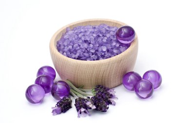 Spa gereksinimleri (banyo tuzu, yağ incileri ve lavanta çiçekleri)