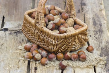 Eski ahşap arka planda sepetin içinde fındık