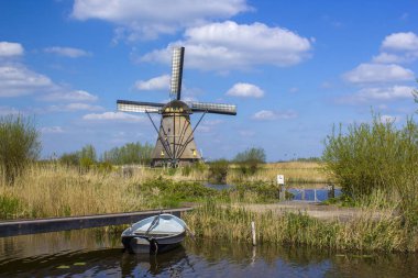 ünlü turistik site Kinderdijk de yel değirmenleri ile kırsal manzara