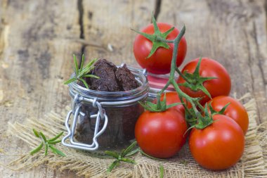 rustik masada kavanozda taze ve kurutulmuş domates