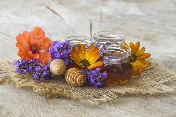 Miel Frascos Flores Sobre Superficie Madera —  Fotos de Stock