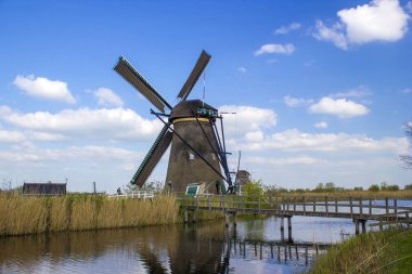 Hollanda 'nın ünlü Kinderdijk turizm sahasındaki yel değirmenleriyle kırsal alan. Bu 19 yel değirmeninden oluşan sistem 1740 'larda inşa edildi ve UNESCO' nun mirası haline geldi.