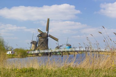 Hollanda 'nın ünlü Kinderdijk turizm sahasındaki yel değirmenleriyle kırsal alan. Bu 19 yel değirmeninden oluşan sistem 1740 'larda inşa edildi ve UNESCO' nun mirası haline geldi.