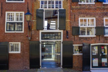 Zierikzee, Hollanda - 11 Nisan 2019: Zeeland eyaletinde eski ada Schouwen üzerinde küçük şehir Zierikzee eski ev, Hollanda.