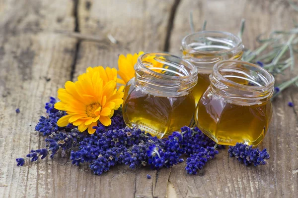 Méz és virágok fa háttér — Stock Fotó