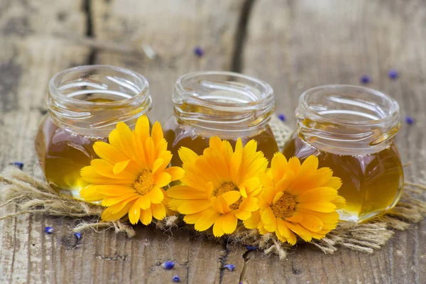 Miel y flores sobre fondo de madera —  Fotos de Stock