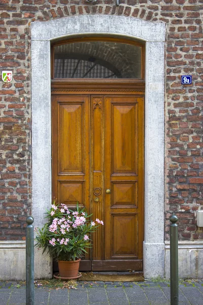 Vecchia porta di casa in legno nella piccola città tedesca — Foto Stock