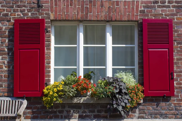 Ancienne maison allemande avec fenêtre avec volets en bois — Photo