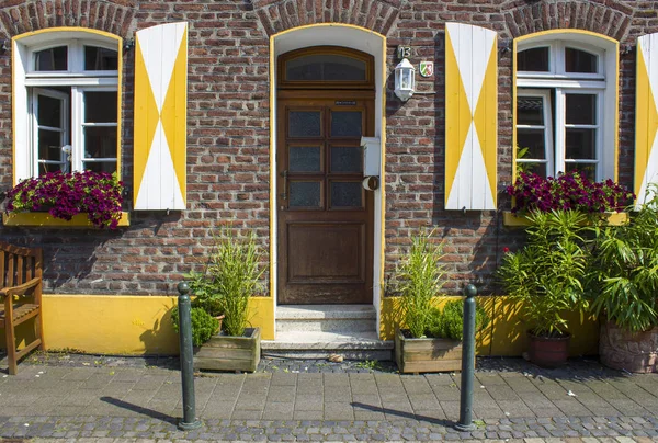 Ancienne maison allemande avec porte en bois et fenêtres avec navette en bois — Photo