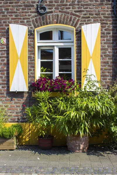 Ancienne maison allemande avec fenêtre avec volets en bois — Photo