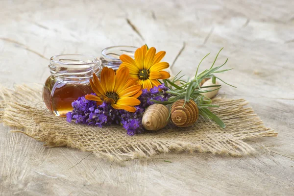 Honung och blommor på trä bakgrund — Stockfoto