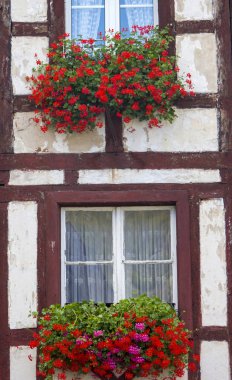 Treis-Karden 'daki renkli yarı keresteli evden ayrıntılar 
