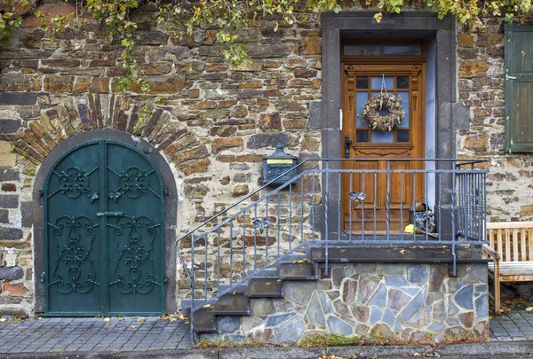 Hermosa arquitectura residencial antigua en Trei-Karden en el Mos — Foto de Stock