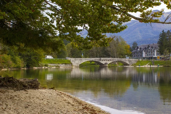 Starý kamenný most na řece Sava Bohinjka ve Slovinsku — Stock fotografie