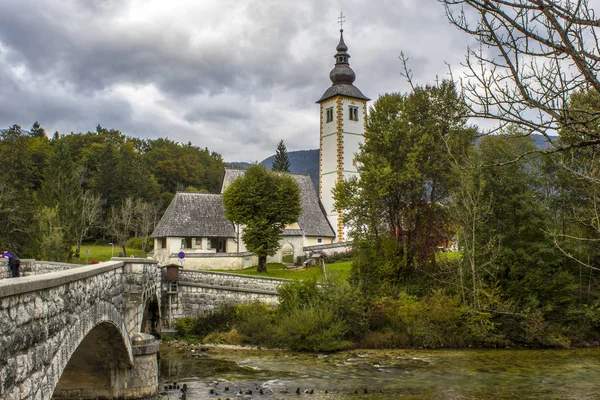Церква Святого Іоанна Предтечі, на березі озера Бохінь, Словенія — стокове фото