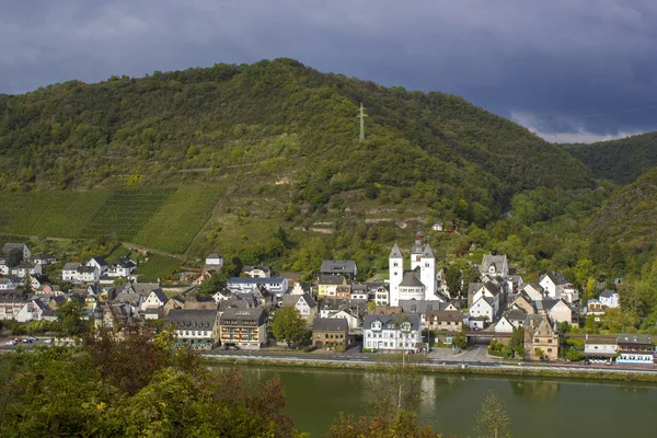 Almanya 'daki Moselle nehri ile Treis-Karden kasabası manzarası — Stok fotoğraf