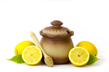 toprak kap bal ve taze limon ile 