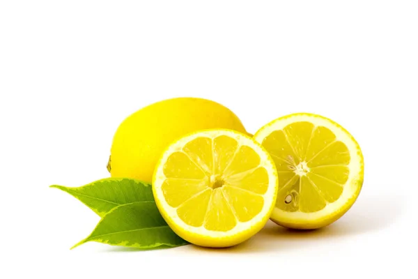 Limoni freschi su sfondo bianco — Foto Stock