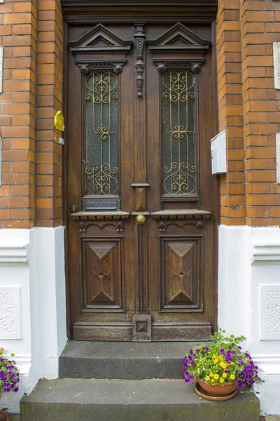 Puerta de la vieja casa de madera en la pequeña ciudad alemana, Geldern — Foto de Stock