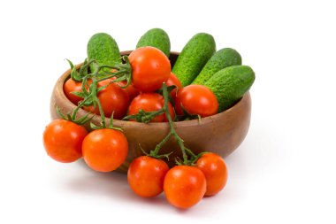 Beyaz arka planda bir kasede taze sebzeler