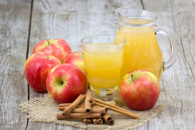 Ahşap arka planda elma suyu ve elmalar