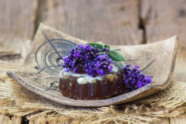 Doğal sabun ve lavanta.