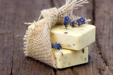 Kurutulmuş lavantalı doğal sabun.
