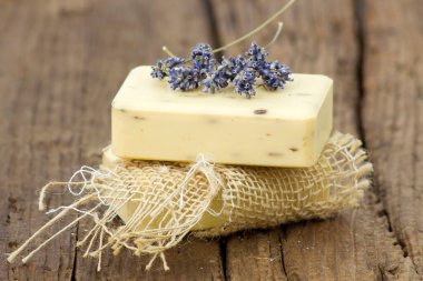 Kurutulmuş lavantalı doğal sabun.
