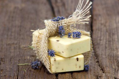Kurutulmuş lavantalı doğal sabun. 