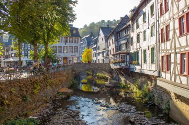 Almanya 'nın Monschau kentindeki Rur Nehri kıyısındaki pitoresk evler