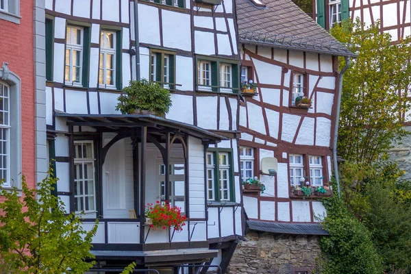 านท สวยงามในใจกลางประว ศาสตร ของ Monschau เยอรม — ภาพถ่ายสต็อก