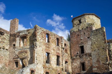 Siewierz, Polonya 'daki Piskopos Kalesi' nin kalıntıları. Kaleye giden ahşap bir köprü var. Kale tadilat altında..