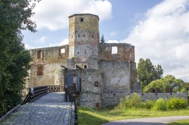 Siewierz, Polonya 'daki Piskopos Kalesi' nin kalıntıları. Kaleye giden ahşap bir köprü var. Kale tadilat altında..