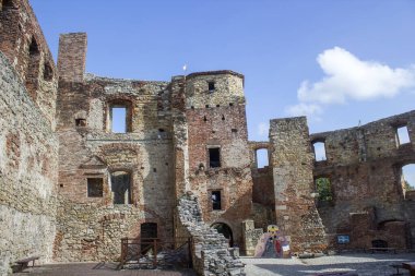 Siewierz, Polonya 'daki Piskopos Kalesi' nin kalıntıları. Kaleye giden ahşap bir köprü var. Kale tadilat altında..