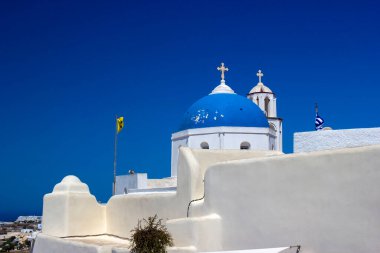 Yunanistan 'ın Santorini adasındaki Pyrgos kentinin beyaz mimarisi