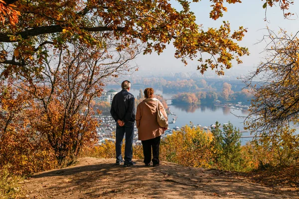 nehir ve Adaları görünümünü yaşlı çift aşk görünüyor