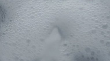 bir bardak içine dökülen soda