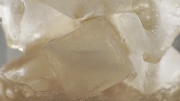 Cola e gelo em vidro — Vídeo de Stock