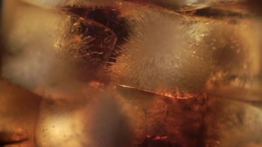 Kola ve buz cam. Aşırı yakın çekim Cola buz küpleri ve büyük cam kabarcıkları ile.