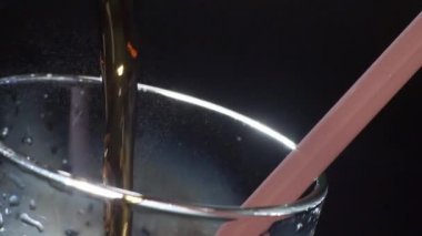 Cola ve bir cam kabarcıkları yakın