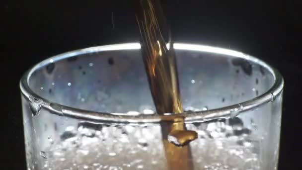 Κοντινό πλάνο της κόκα κόλα και φυσαλίδες σε ένα ποτήρι — Αρχείο Βίντεο