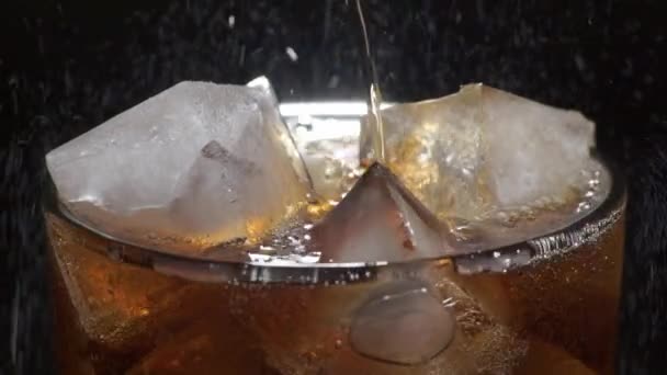 Cola y hielo en vidrio — Vídeo de stock