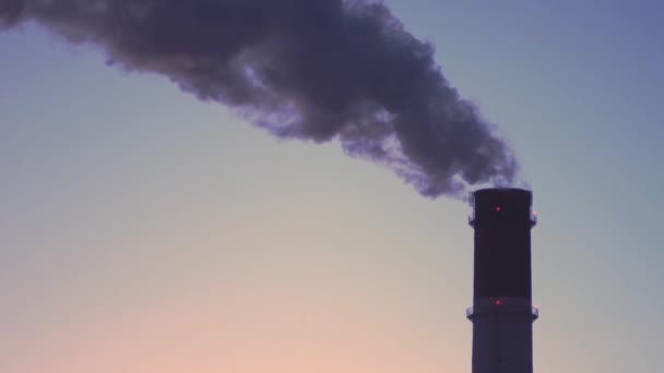 Rohr des Wärmekraftwerks an einem frostigen Wintertag — Stockvideo