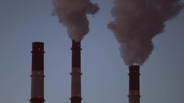 Tubo de usina térmica em um dia gelado de inverno — Vídeo de Stock