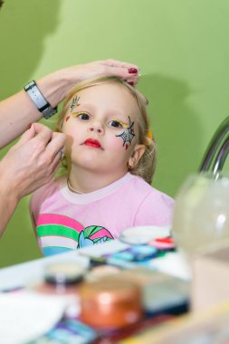 improvements.makeup kavram için fırçalar kullanarak bir genç kadın yüzü closeup