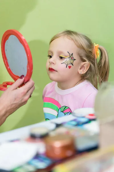 Make Artist Jest Zastosowanie Dziewczyna Makijaż Imprezę Halloween — Zdjęcie stockowe