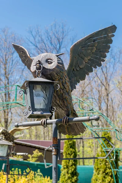 Une Statue Bronze Hibou Avec Une Lanterne Dans Son Bec — Photo