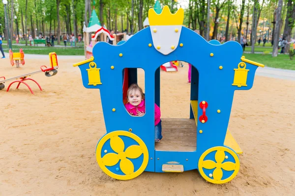 Criança Menina Está Brincando Playground Parque Primavera Imagens Royalty-Free