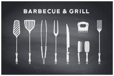 Barbekü ızgara kümesi. Poster Barbekü diyagram ve düzeni - Barbekü ızgara araçları. Barbekü şeyler, et lokantası, Restoran, mutfak poster için araçlar kümesi. Kara kara tahta, elle çizilmiş, tebeşir. Vektör çizim