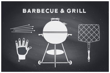 Barbekü ızgara kümesi. Poster Barbekü diyagram ve düzeni - Barbekü ızgara araçları. Barbekü seti şeyler, Webber ızgara, et lokantası, Restoran. Kara kara tahta, elle çizilmiş, tebeşir. Vektör çizim